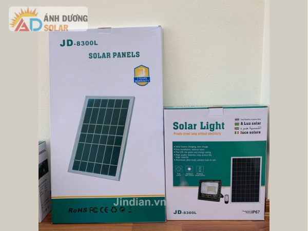 den-pha-nang-luong-mat-troi-300w-jd8300l-1
