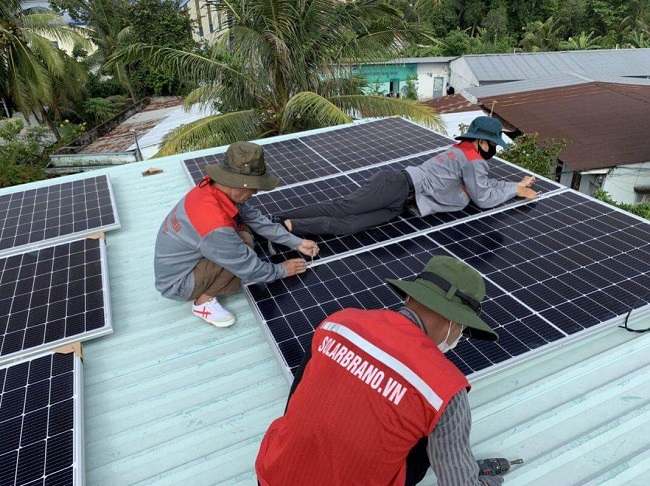 nhân viên lắp điện mặt trời