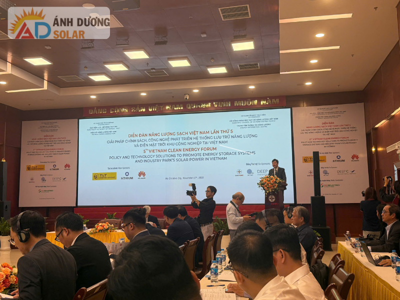 anh-duong-tham-gia-dien-dan-nang-luong-sach-viet-nam